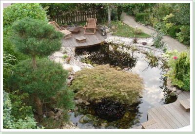 Gartenteich mit Holzterrasse