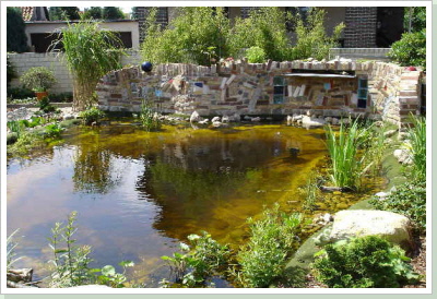 Gartenteich mit Natursteinmauer